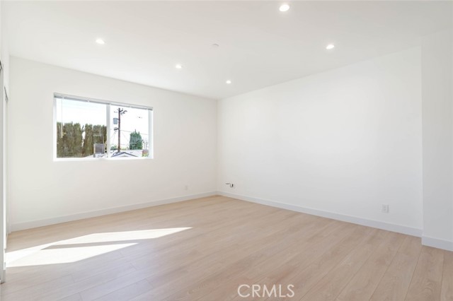 Detail Gallery Image 18 of 23 For 6850 1/2 Ranchito Ave, Van Nuys,  CA 91405 - 3 Beds | 3 Baths