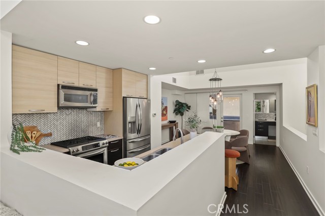 Detail Gallery Image 9 of 43 For 4005 Monroe St #8,  Los Angeles,  CA 90029 - 2 Beds | 2/1 Baths