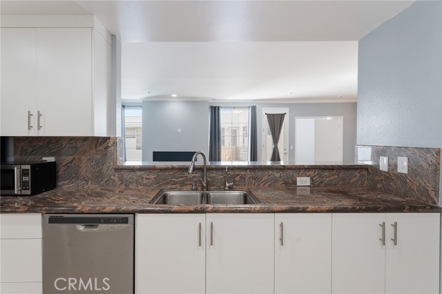 Detail Gallery Image 4 of 51 For 5350 White Oak #413,  Encino,  CA 91316 - 2 Beds | 2 Baths