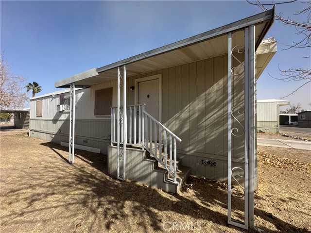 251 S Colorado River Road, Blythe CA: https://media.crmls.org/medias/bd7938da-cca7-4d0d-b8bd-6df1e6485ea3.jpg