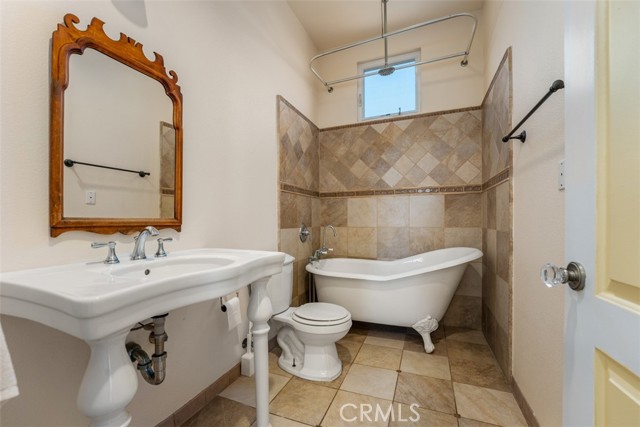 55 B Surfside Avenue, Surfside CA: https://media.crmls.org/medias/bd799a71-4a84-419e-a38c-a96e11ba01f2.jpg
