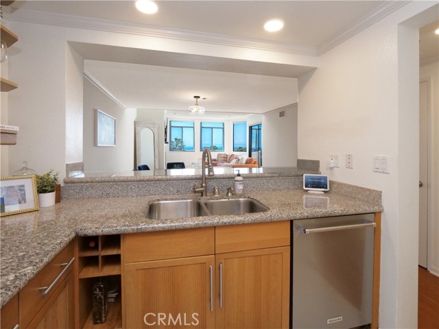 Detail Gallery Image 13 of 35 For 520 the Village #408,  Redondo Beach,  CA 90277 - 3 Beds | 2 Baths