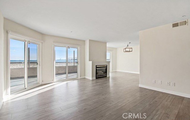 25 15th Place # 101, Long Beach, California 90802, 3 Bedrooms Bedrooms, ,2 BathroomsBathrooms,Residential,For Sale,25 15th Place # 101,CROC25040740