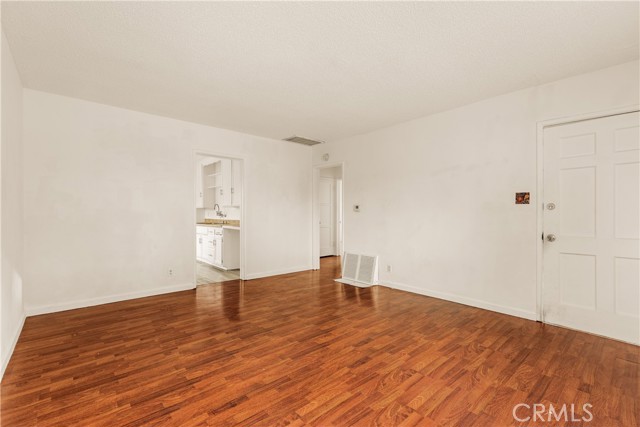 Detail Gallery Image 4 of 16 For 6916 Wystone Ave, Reseda,  CA 91335 - 2 Beds | 1 Baths