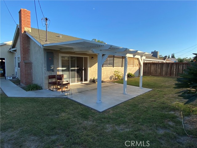 Detail Gallery Image 6 of 23 For 20051 Bushard St, Huntington Beach,  CA 92646 - 4 Beds | 2 Baths