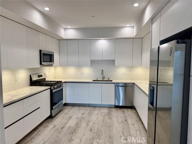 Detail Gallery Image 6 of 23 For 5820 La Mirada Ave #204,  Hollywood,  CA 90038 - 3 Beds | 2 Baths