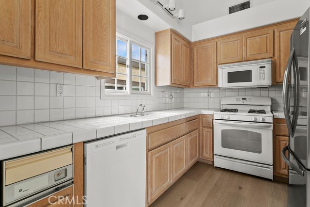 426 Goldenrod Avenue, Corona del Mar CA: https://media.crmls.org/medias/bd82c098-3701-45b1-9b50-1b286d4dc600.jpg