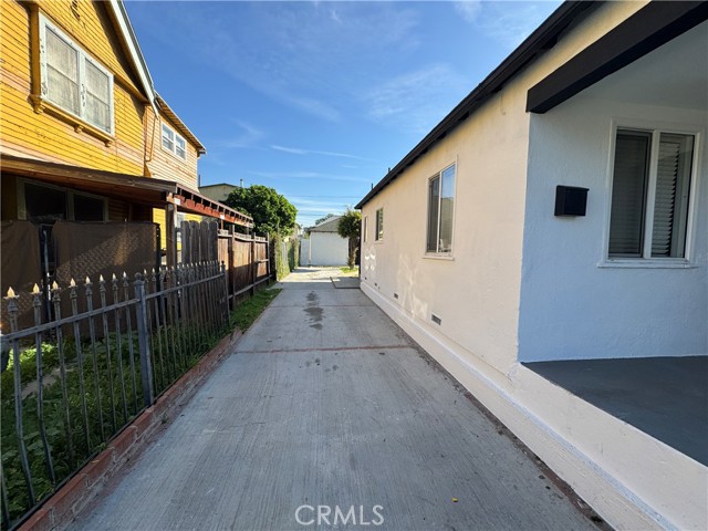 Detail Gallery Image 4 of 39 For 2916 Halldale, Los Angeles,  CA 90018 - 3 Beds | 2 Baths