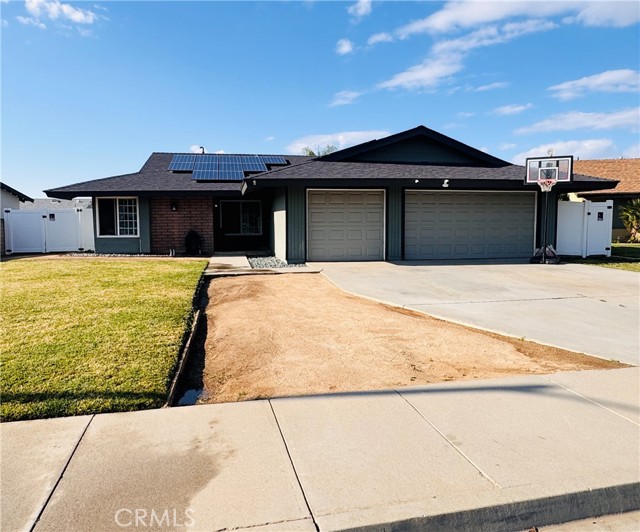 Detail Gallery Image 3 of 28 For 13597 Thunderbird, Moreno Valley,  CA 92553 - 4 Beds | 2 Baths