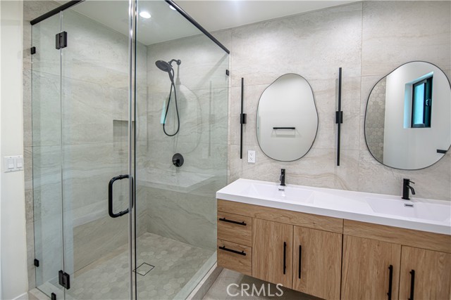 Detail Gallery Image 7 of 19 For 7760 Independence Ave, Canoga Park,  CA 91304 - 4 Beds | 2/1 Baths