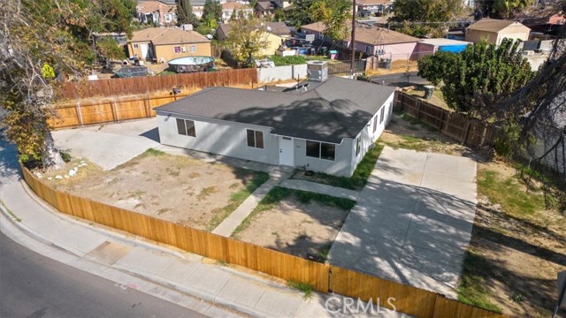 Detail Gallery Image 1 of 34 For 336 T St, Bakersfield,  CA 93304 - 3 Beds | 2 Baths