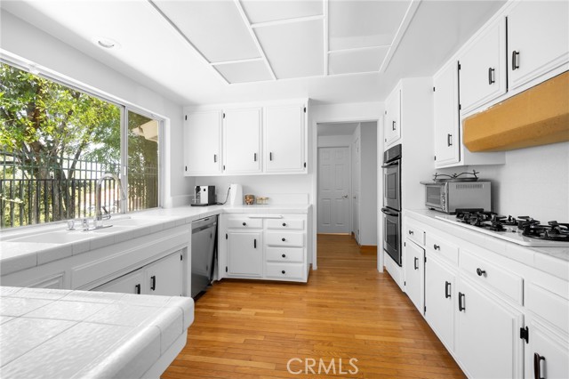 4035 Ellenita Avenue, Tarzana CA: https://media.crmls.org/medias/bd8e71ea-7249-4d41-8bc7-70a17330f5dc.jpg