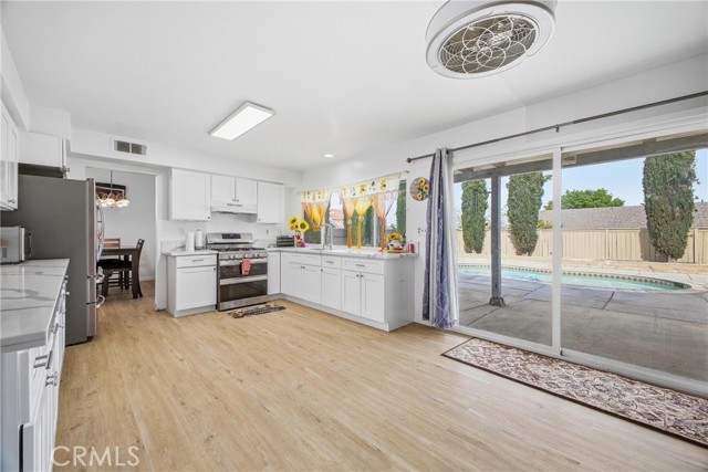 Detail Gallery Image 11 of 38 For 14673 Owens River, Victorville,  CA 92392 - 5 Beds | 3 Baths