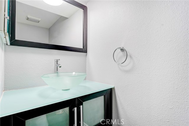 Detail Gallery Image 7 of 24 For 5243 Yarmouth #31,  Encino,  CA 91316 - 3 Beds | 2/1 Baths
