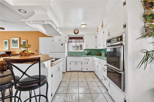 15937 Manzanita, Fontana CA: https://media.crmls.org/medias/bd93d643-903b-4f4c-a802-ff0832cbcbf0.jpg