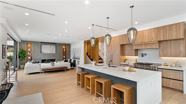 Detail Gallery Image 15 of 41 For 15473 La Maida St, Sherman Oaks,  CA 91403 - 5 Beds | 5/1 Baths