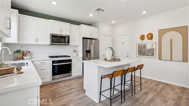 Detail Gallery Image 7 of 21 For 26223 Gentry Ave, Corona,  CA 92883 - 3 Beds | 2/1 Baths