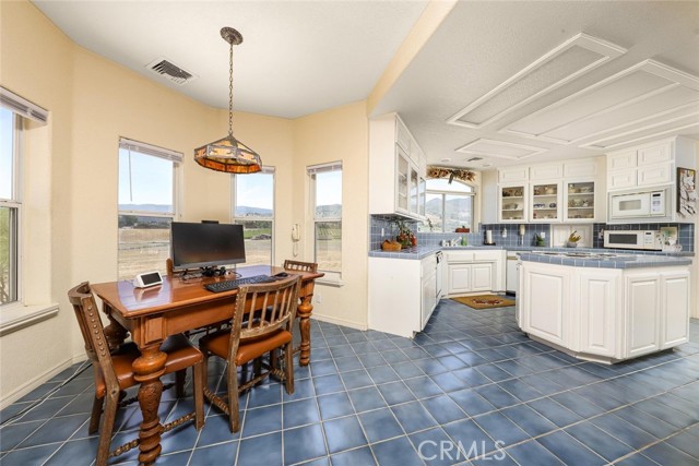 Detail Gallery Image 13 of 70 For 9250 Elizabeth Lake Rd, Leona Valley,  CA 93551 - 4 Beds | 3/1 Baths