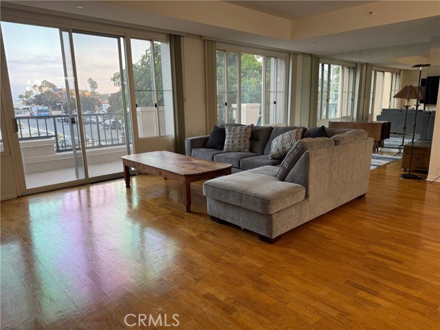 Detail Gallery Image 3 of 38 For 850 E Ocean Bld #B3,  Long Beach,  CA 90802 - 2 Beds | 2/1 Baths
