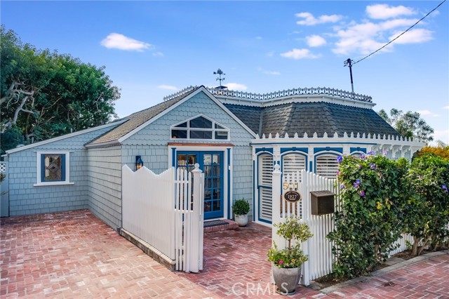 Detail Gallery Image 1 of 27 For 501 Lombardy Ln, Laguna Beach,  CA 92651 - 2 Beds | 2 Baths