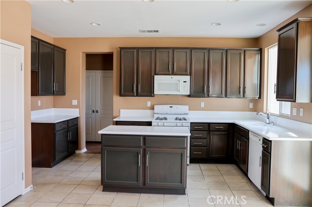 Detail Gallery Image 8 of 15 For 15845 Apache Plume Ln, Victorville,  CA 92394 - 5 Beds | 3 Baths