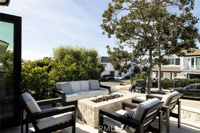 702 Poinsettia Avenue, Corona del Mar CA: https://media.crmls.org/medias/bda2d2c5-0867-405e-8cf7-0fa5c7dcc724.jpg