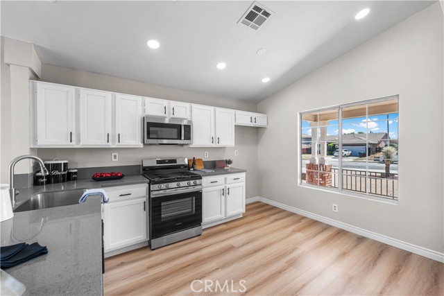 37011 Zinnia Street, Palmdale CA: https://media.crmls.org/medias/bda383db-8692-435f-a076-c84d316521e1.jpg