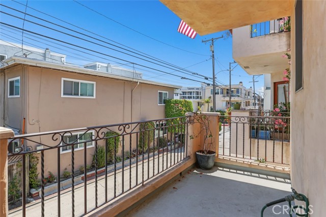 209 Crest Drive, Manhattan Beach CA: https://media.crmls.org/medias/bda5c372-77cd-4fd5-9bef-0cadc046916d.jpg