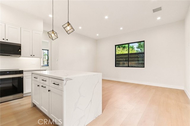 Detail Gallery Image 15 of 72 For 8006 Lloyd Ave, North Hollywood,  CA 91605 - 7 Beds | 6 Baths