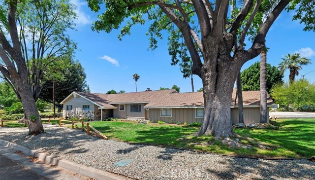 Detail Gallery Image 4 of 41 For 2111 Elsinore Rd, Riverside,  CA 92506 - 3 Beds | 2/1 Baths