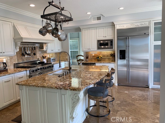 Bda8e3b9 E389 4770 9090 373cc56f7b28