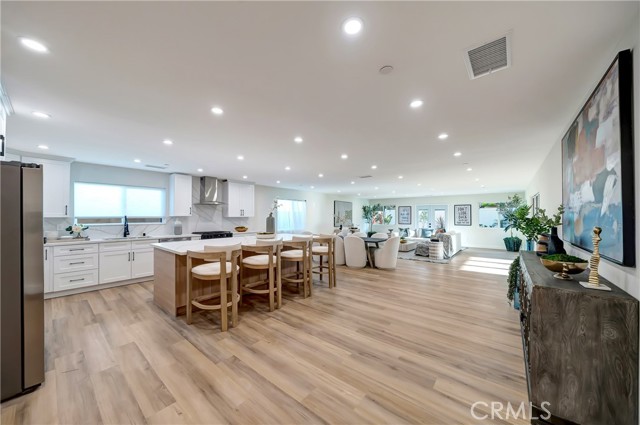 Detail Gallery Image 9 of 41 For 24250 Friar St, Woodland Hills,  CA 91367 - 4 Beds | 4 Baths