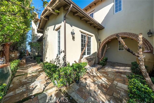 Detail Gallery Image 2 of 3 For 19 Momento, Irvine,  CA 92603 - 5 Beds | 4/1 Baths