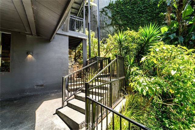 Detail Gallery Image 5 of 34 For 1782 Viewmont Dr, Los Angeles,  CA 90069 - 3 Beds | 4/1 Baths