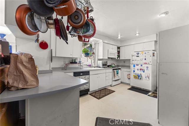 Detail Gallery Image 6 of 19 For 23034 Cedar Way, Crestline,  CA 92325 - 3 Beds | 1 Baths