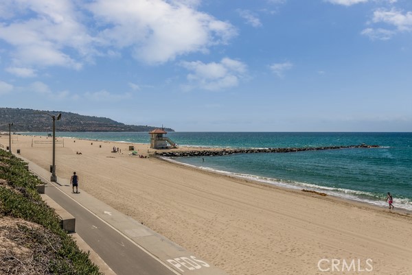 565 Esplanade, Redondo Beach, California 90277, 1 Bedroom Bedrooms, ,Residential,Sold,Esplanade,SB21248131