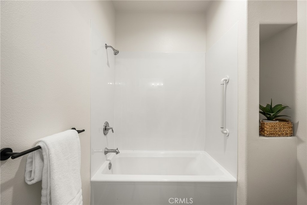 https://media.crmls.org/medias/bdb3f7f8-c913-4299-ac23-967b69a2ed14.jpg?preset=X-Large