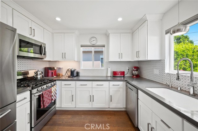 Detail Gallery Image 12 of 35 For 17642 Calvert St, Encino,  CA 91316 - 4 Beds | 2/1 Baths