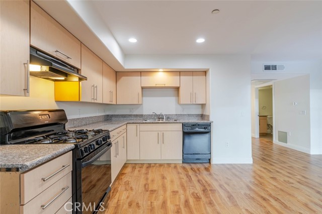 Detail Gallery Image 6 of 17 For 1466 Tamarind Ave #103,  Los Angeles,  CA 90028 - 2 Beds | 2 Baths