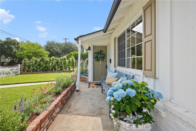 2482 New York Drive, Altadena CA: https://media.crmls.org/medias/bdbedb20-bdeb-4603-92da-b7bdf02c9b23.jpg