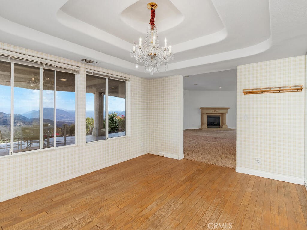 https://media.crmls.org/medias/bdbf73ed-8d19-4236-952f-1f828e509b93.jpg?preset=X-Large