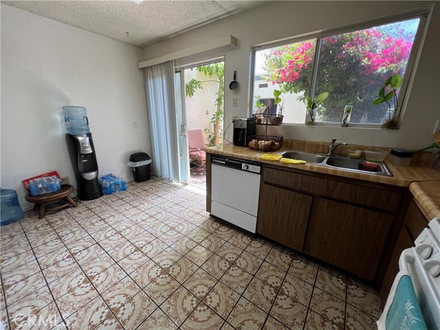 Detail Gallery Image 22 of 46 For 6551 Wystone Ave #2,  Reseda,  CA 91335 - 3 Beds | 2 Baths