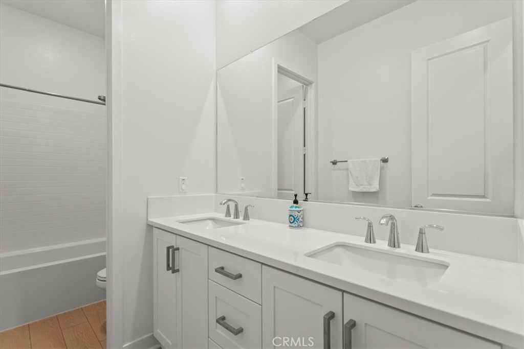https://media.crmls.org/medias/bdc17590-91ec-40d2-bc76-e0c219265724.jpg?preset=X-Large