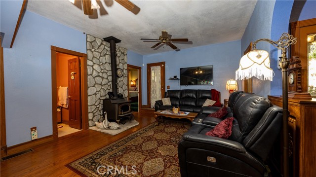 Detail Gallery Image 7 of 50 For 24083 Cresta Dr, Crestline,  CA 92325 - 4 Beds | 2/1 Baths
