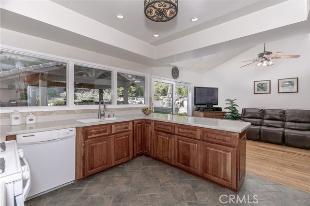 3033 Hopeton Road, La Crescenta CA: https://media.crmls.org/medias/bdc6ff46-22c4-4191-8f0f-95578c004705.jpg