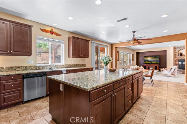 Detail Gallery Image 13 of 55 For 12113 Jonathan Dr, Riverside,  CA 92503 - 4 Beds | 2/1 Baths