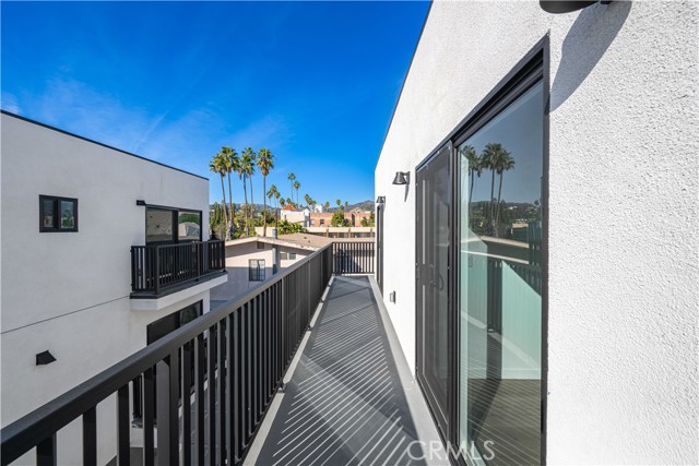 Detail Gallery Image 8 of 36 For 1342 Kingsley #1,  Los Angeles,  CA 90027 - 4 Beds | 4/1 Baths