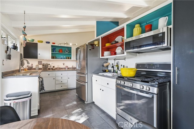 Detail Gallery Image 10 of 26 For 6141 Jumilla, Woodland Hills,  CA 91367 - 3 Beds | 2/1 Baths