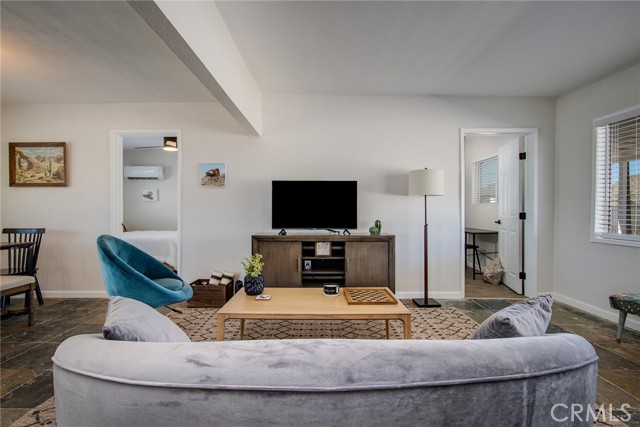 4574 Avenida Del Sol, Joshua Tree CA: https://media.crmls.org/medias/bdd4dd44-77b4-447e-92b9-68a3459d95bd.jpg