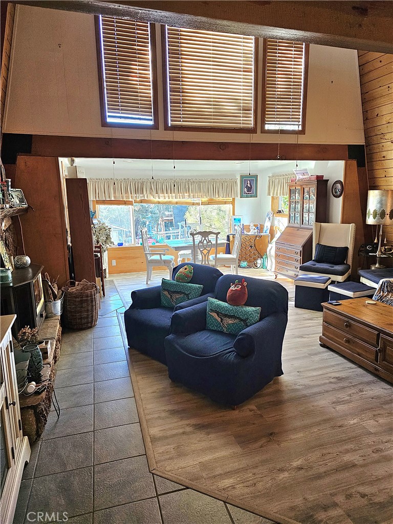 https://media.crmls.org/medias/bdd51b12-cec2-449b-8266-58eb8d19d73b.jpg?preset=X-Large